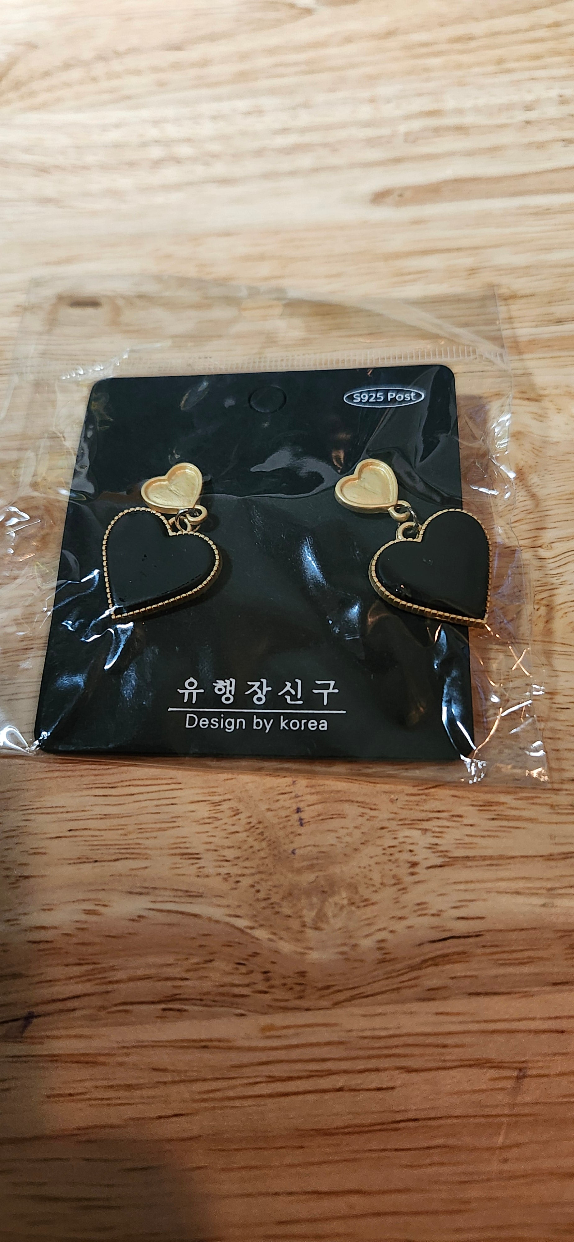 Design By Korea Black Heart Gold Dangle Earrings
