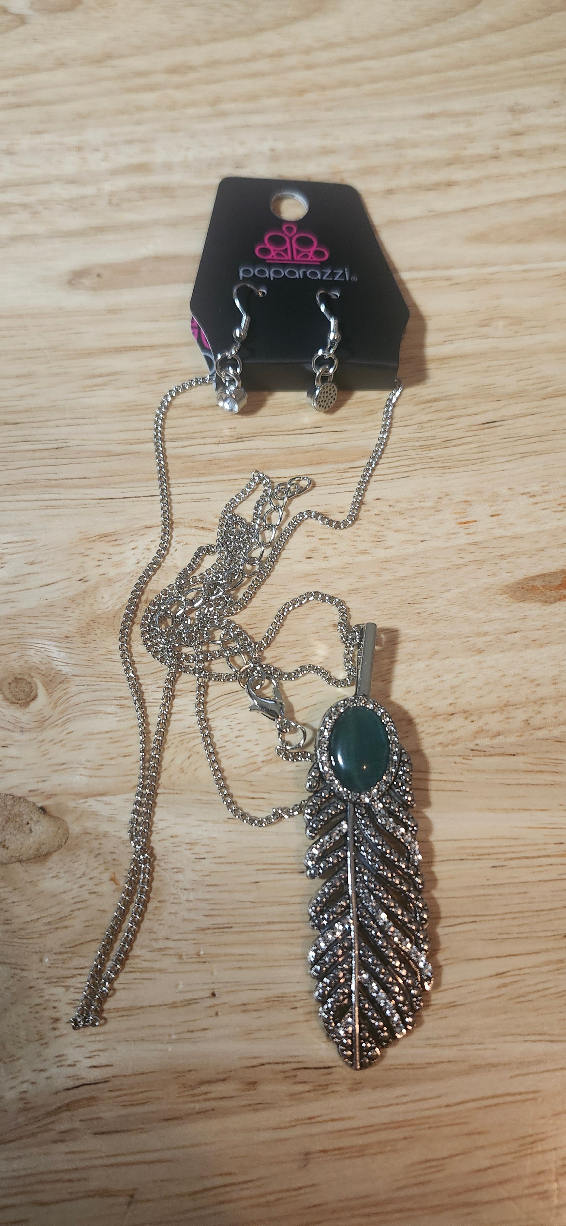 Paparazzi Pure QUILL-Power Green Necklace W Earrings